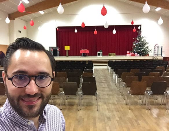 Une salle de spectacle avec un magicien Chambéry qui attend son public