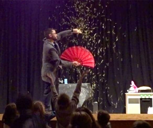 Portrait avec des confettis qui volent autour de Matt Morgan magicien