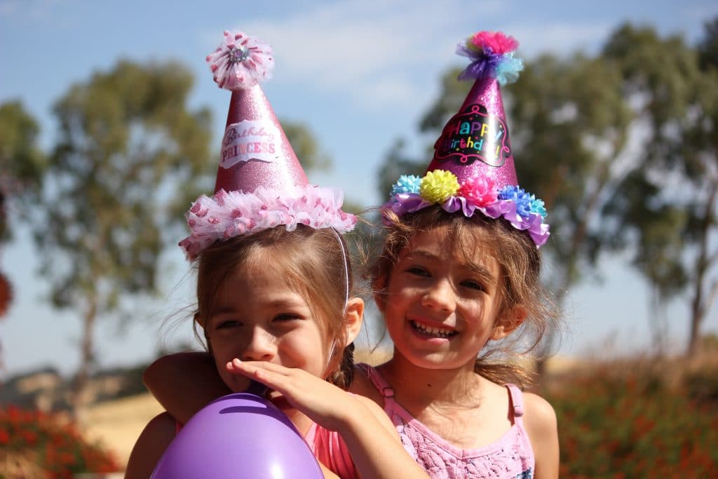 Animation anniversaire enfant avec deux enfants - tarfi magicien a domicile pour anniversaire