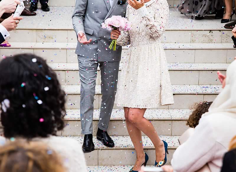 Les invités font une animation mariage originale avec des confettis