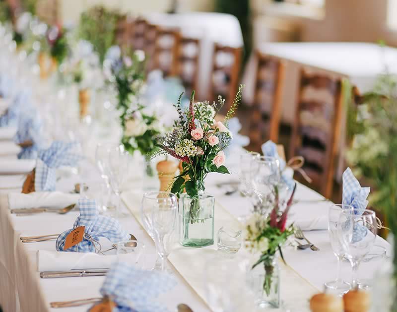 Préparation de la table avant le début d'une animation mariage originale pour le repas