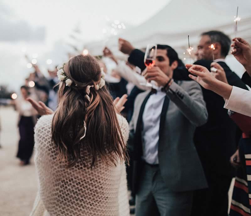 Les invités de la cérémonie participent à une animation mariage originale et portent un toast