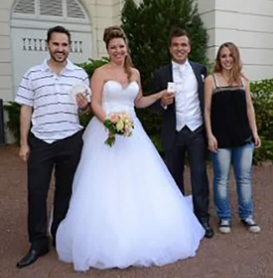 Matt Morgan avec les mariés lors d'une animation mariage chic