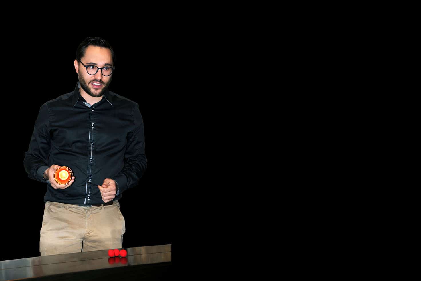Matt Morgan magicien à lyon présente le tour des coups and balls en spectacle