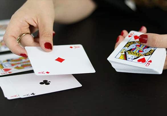 Illusionniste définition expliquée par Matt Morgan avec un jeu de cartes