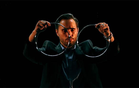 Portrait de Matt Morgan magicien annecy avec des anneaux chinois