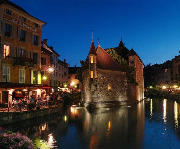 Un magicien Annecy se trouve dans la ville en soirée