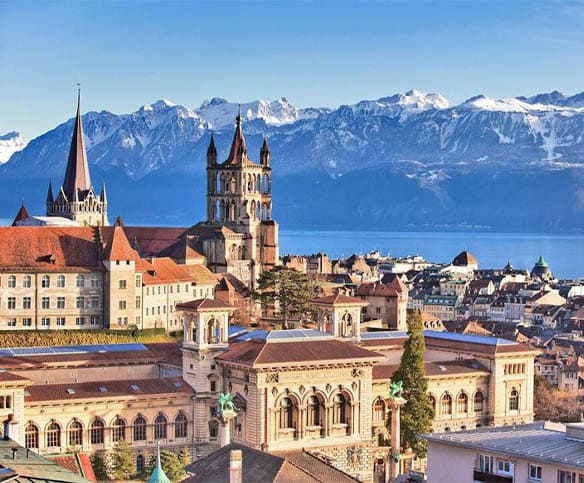 La ville de Lausanne et ses montagne en fond d'image