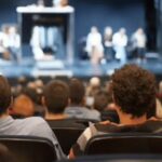 des spectateurs à un spectacle de magie a lyon