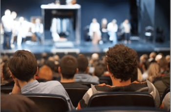 des spectateurs à un spectacle de magie a lyon