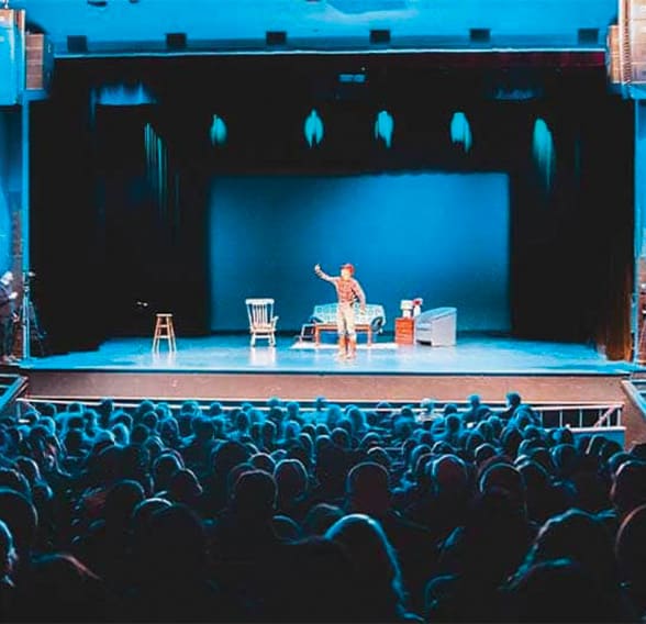 Un artiste présente un spectacle de magie a lyon