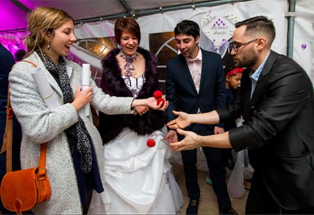 L'artiste Matt Morgan magicien mariage lyon joue un spectacle de close up
