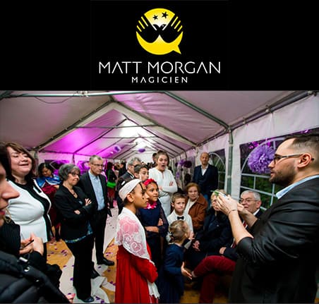 Le magicien close up mariage Matt Morgan réalise un tour de magie